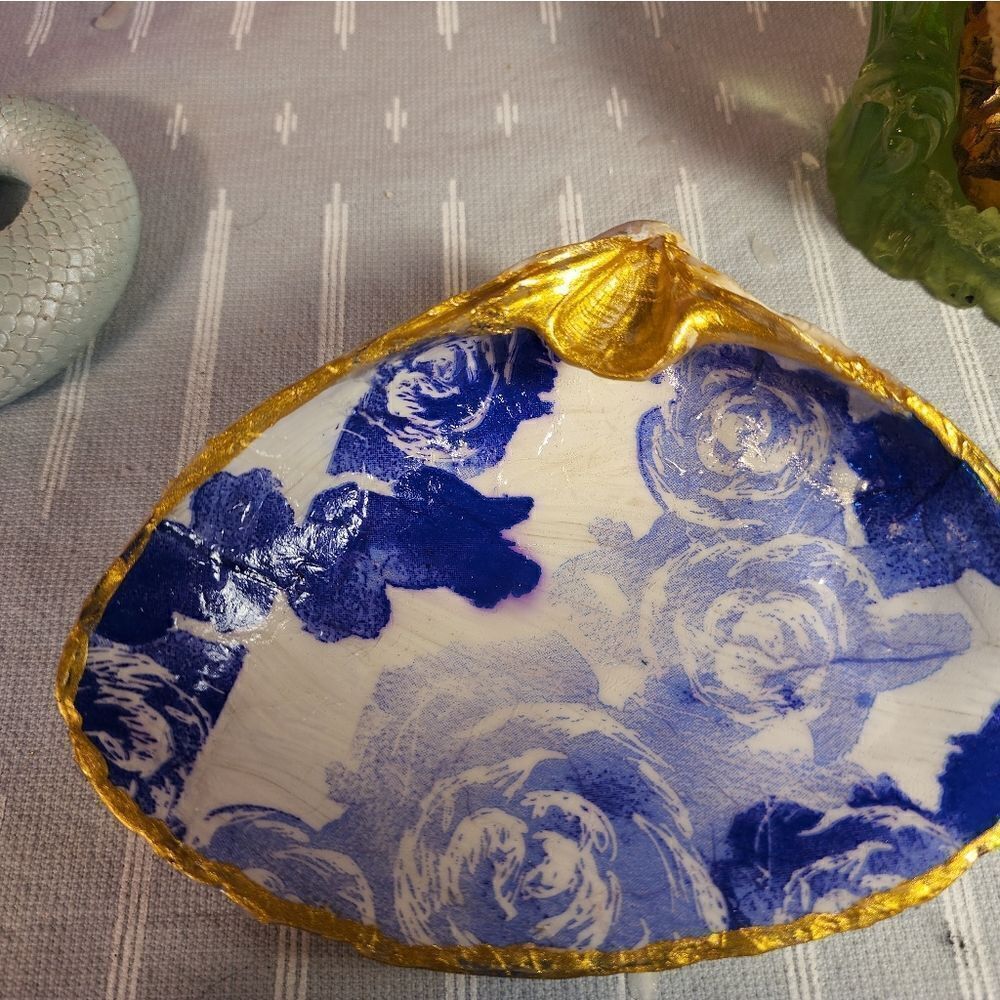 DECOUPAGE CLAM SHELL DECOUPAGE PURPLE FLOWERS ON A CLAM SHELL TRINKET DISH - Picture 4 of 10